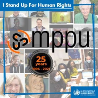 Collage mit verschiedenen Menschen jeden Alters und Herkunft mit der englischen Überschrift: Ich stehe auf für Menschenrechte. 25 Jahre mppu.